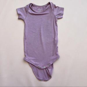 kyte Baby Bodysuit in Mulberry 18-24m,
